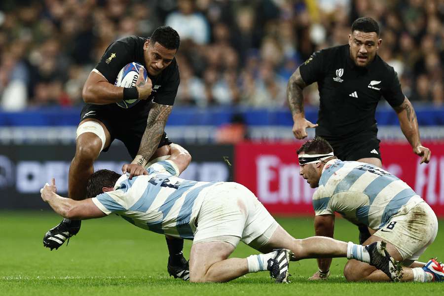 New Zealand's Shannon Frizell in action with Argentina's Julian Montoya
