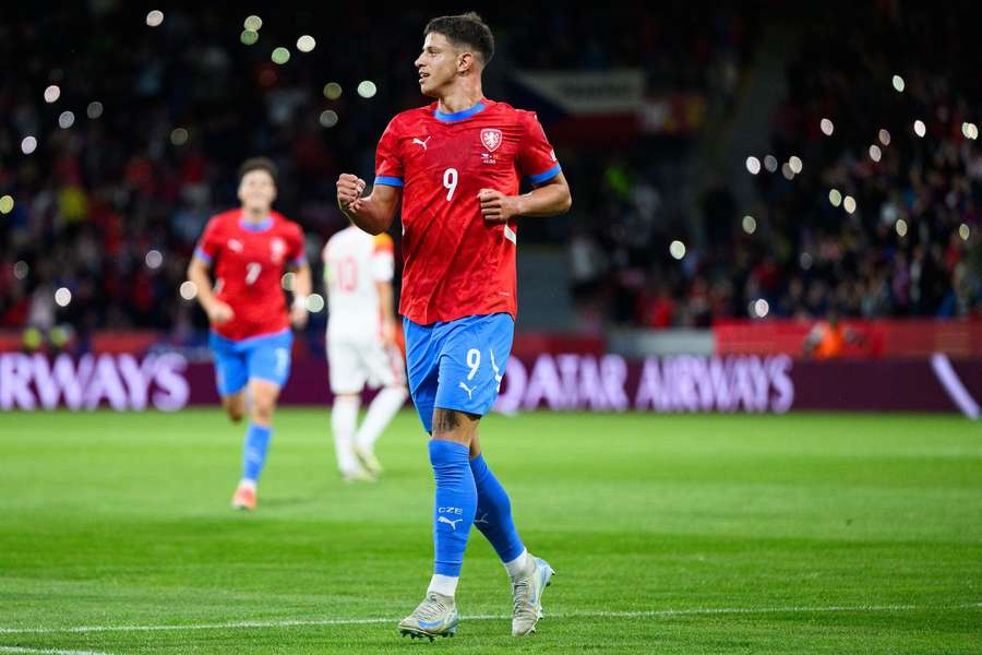 Hložek za reprezentaci naposledy nastoupil v červnu. Hložek za reprezentaci naposledy nastoupil v červnu.