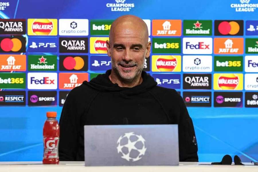 Pep Guardiola na tiskové konferenci před zápasem LM s Leverkusenem. Pep Guardiola na tiskové konferenci před zápasem LM s Leverkusenem.