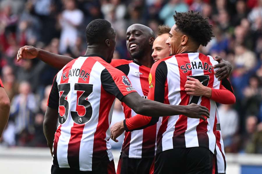Brentford celebrate after coming from behind to equalise against Man Utd