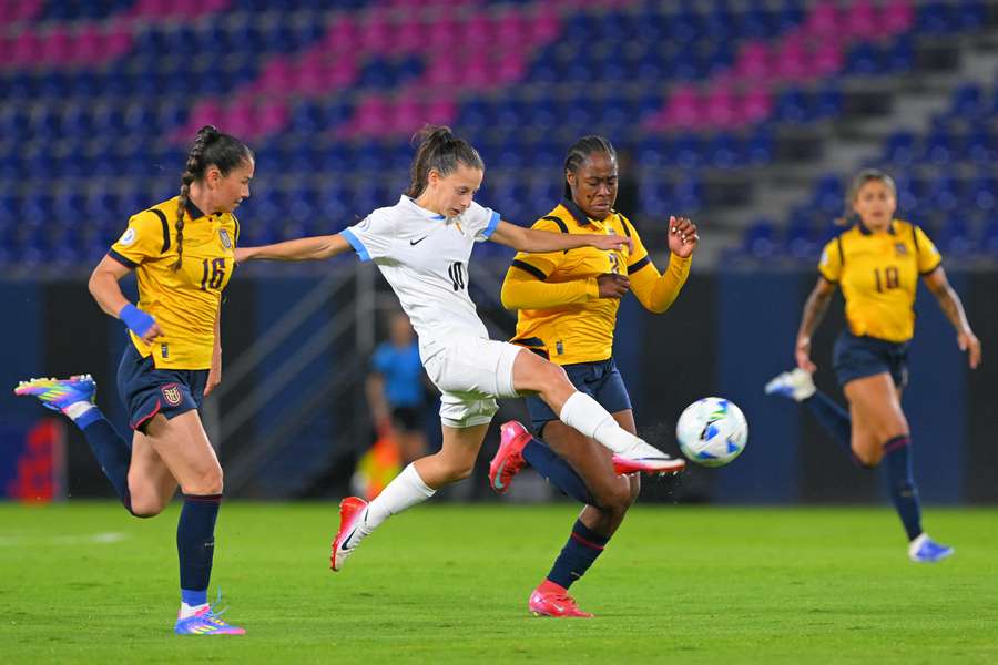 Ecuador y Uruguay firman tablas