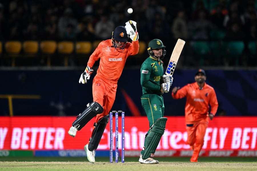 Nederland's wicketkeeper kapitein Scott Edwards met de succesvolle catch om Zuid-Afrika's Quinton de Kock uit te schakelen