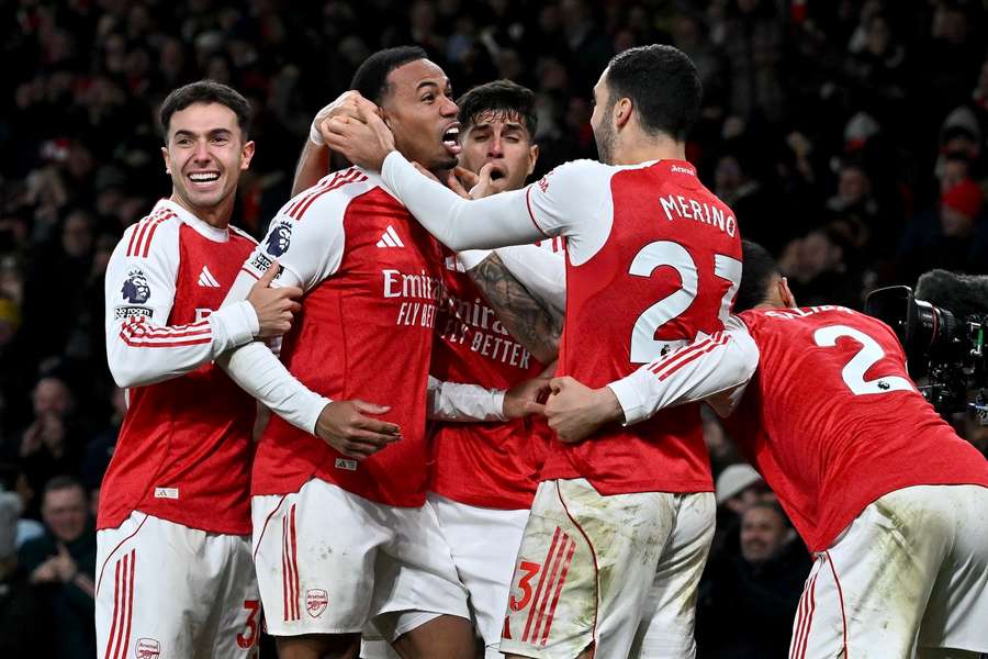 FC Arsenal schlägt Aston Villa deutlich
