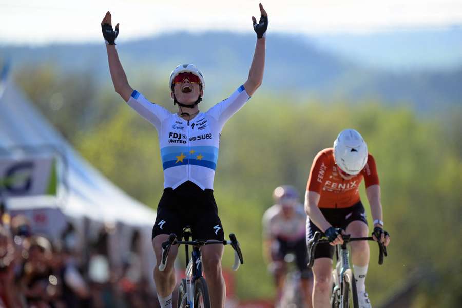 Demi Vollering en la cima.