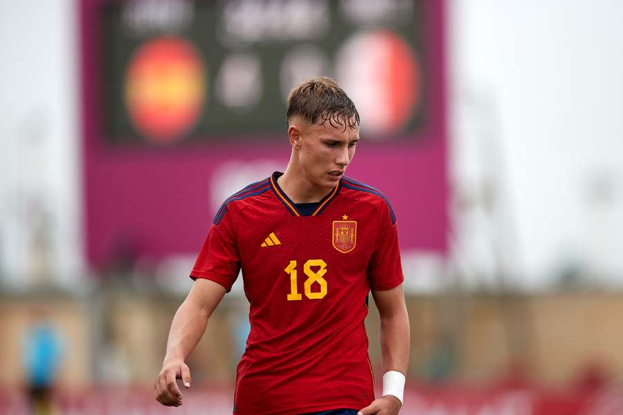 Arnu, durante un partido con las inferiores de España