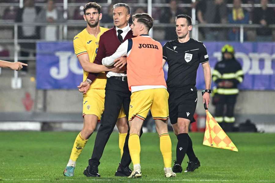 Umit Akdag si Marius Corbu incearca sa-l liniștească pe Daniel Pancu in meciul cu Elevția
