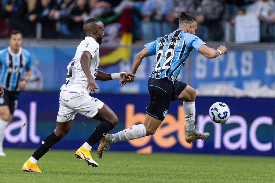 Grêmio, de Braithwaite (foto), frustrou o torcedor na Arena
