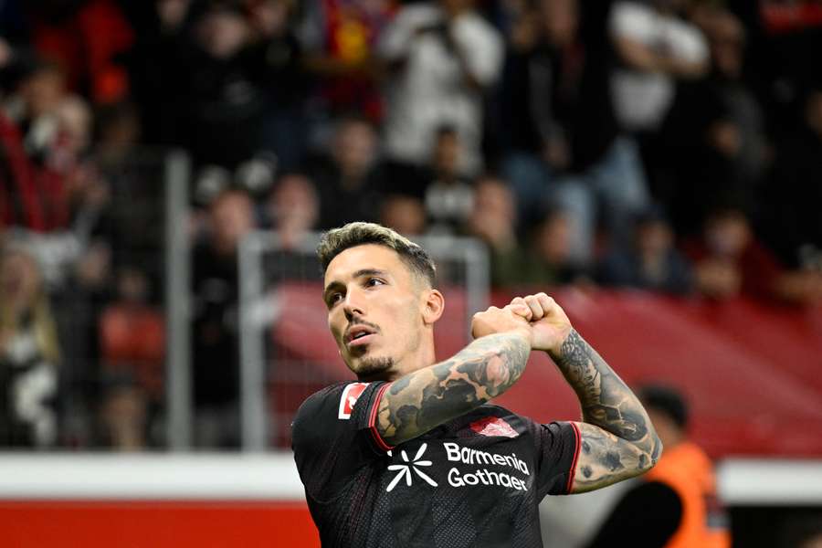 Grimaldo celebra golaço na Dinamarca