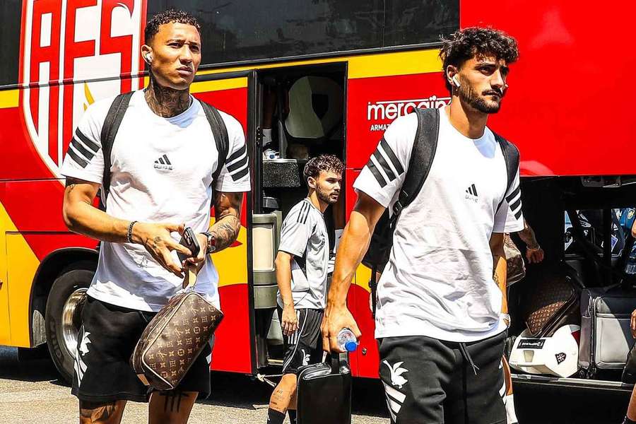 Jogadores do Casa Pia a saírem do autocarro do AFS