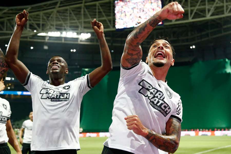 Gregore comemora o gol que abriu o caminho da vitória do Botafogo no Allianz
