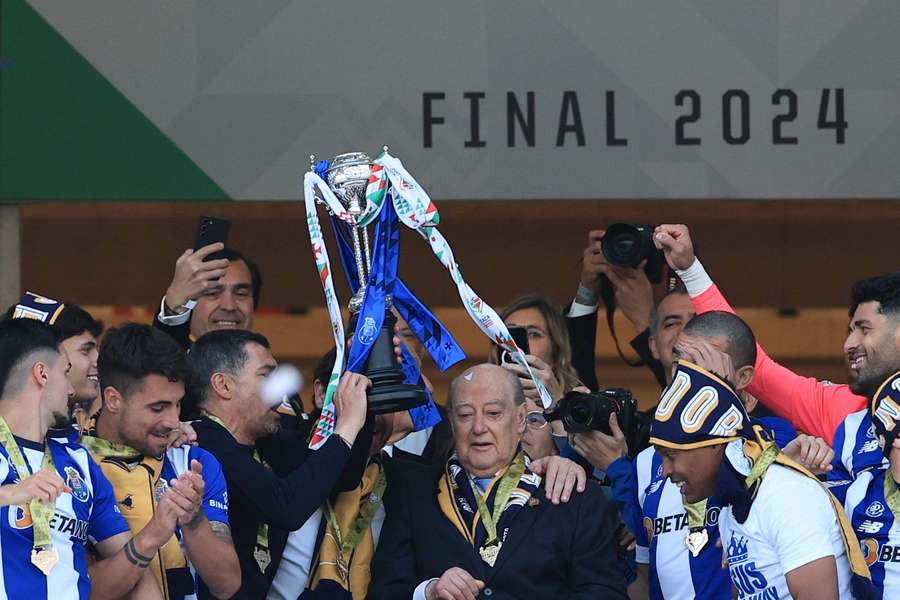 Pinto da Costa na tribuna com os jogadores do FC Porto em festa