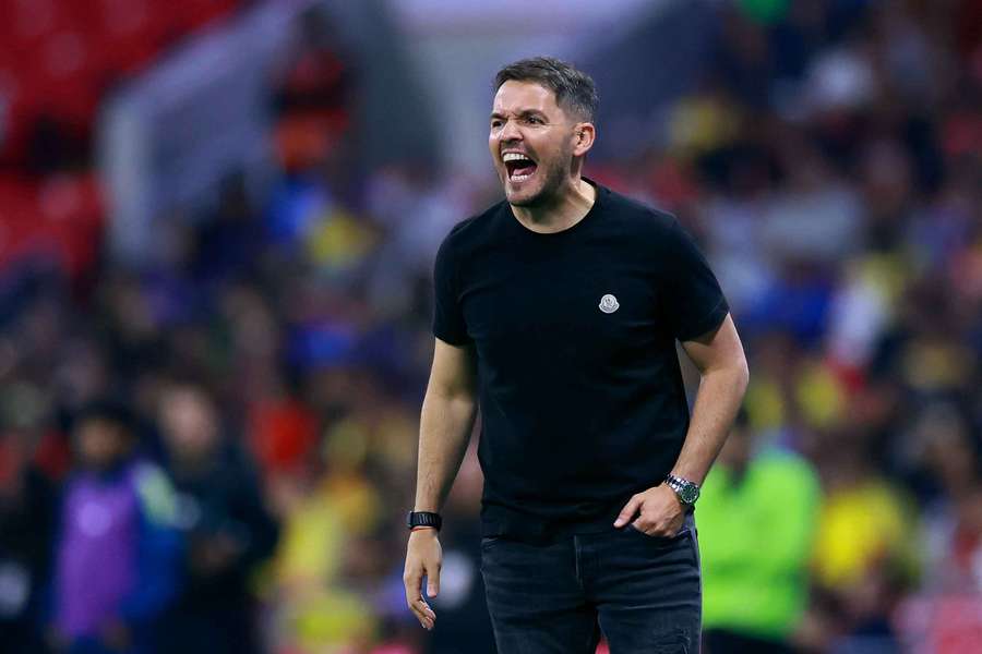 Larcamón se desgañita en su área