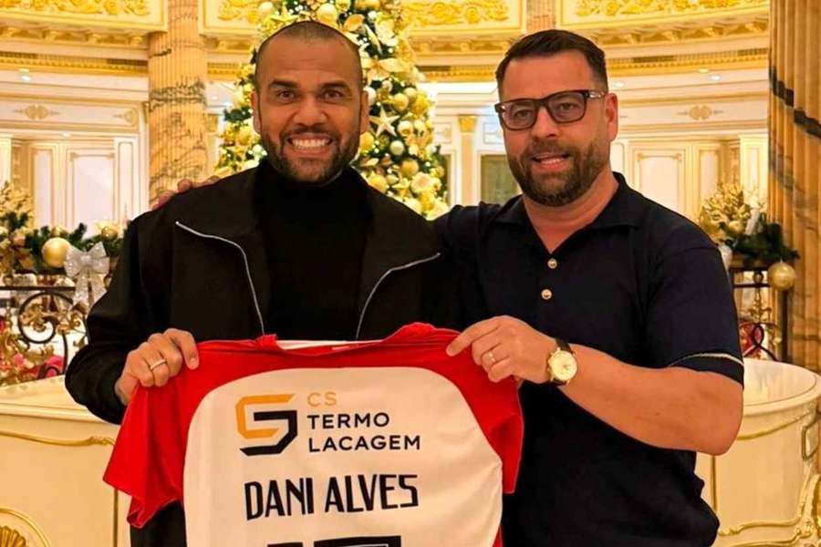 Dani Alves apresentado como coproprietário