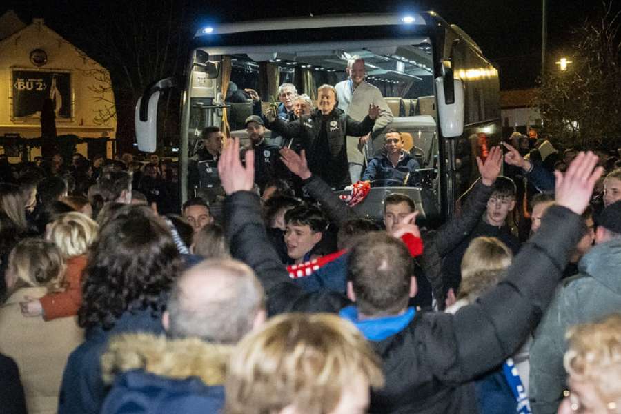 Spelers als helden onthaald in Spakenburg na winst tegen Utrecht