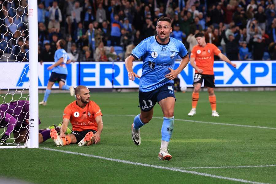 Róbert Mak oslavuje víťazný zásah do siete Brisbane vo finále Austrálskeho pohára.