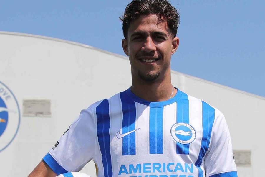 Charalampos Kostoulas apresentado no Brighton