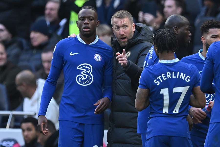 Chelsea's English head coach Graham Potter (C) speaks with Chelsea's Swiss midfielder Denis Zakaria (L) and Chelsea's English midfielder Raheem Sterling