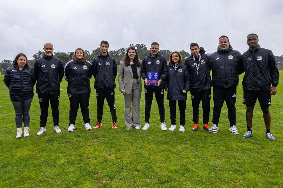 Manolo Cano acompanhado pela equipa técnica