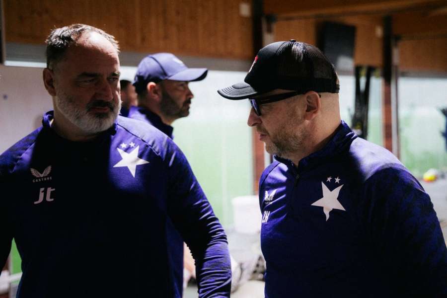 Zleva trenér Slavie Jindřich Trpišovský a asistent Zdeněk Houštecký. Zleva trenér Slavie Jindřich Trpišovský a asistent Zdeněk Houštecký.