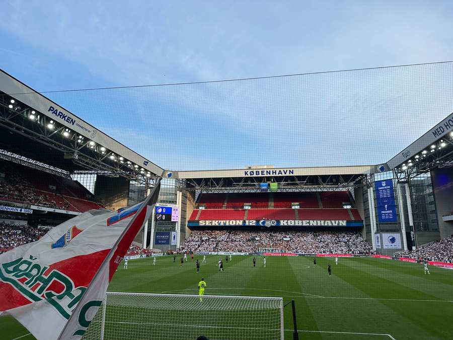 I přes ne úplně zaplněný stadion byla atmosféra v Kodani bouřlivá.