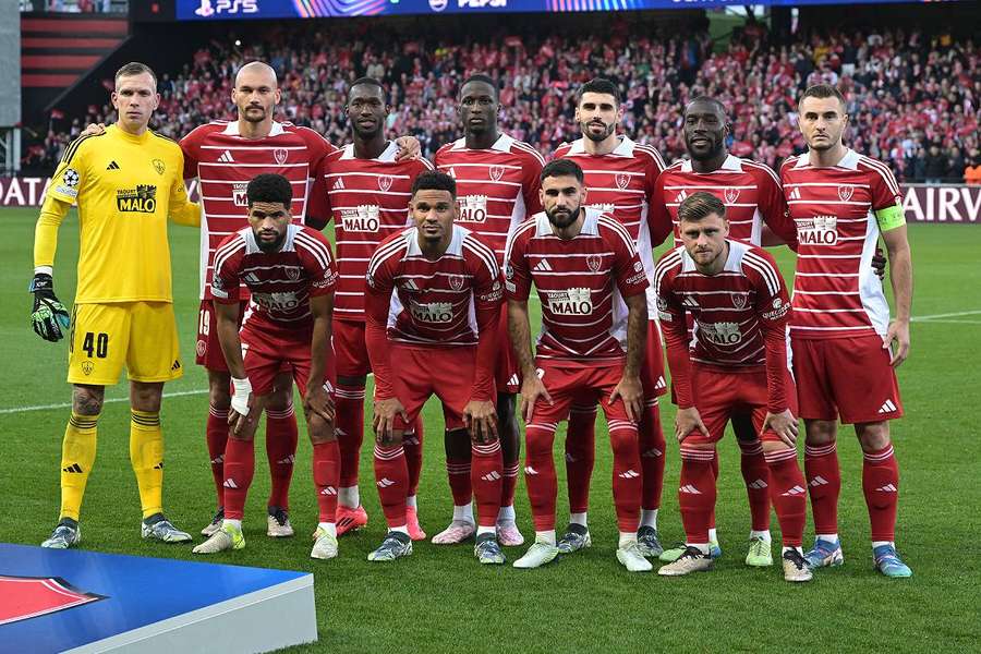 Les onze joueurs du Stade Brestois posant pour la photo officielle avant le match face au Bayer Leverkusen. 