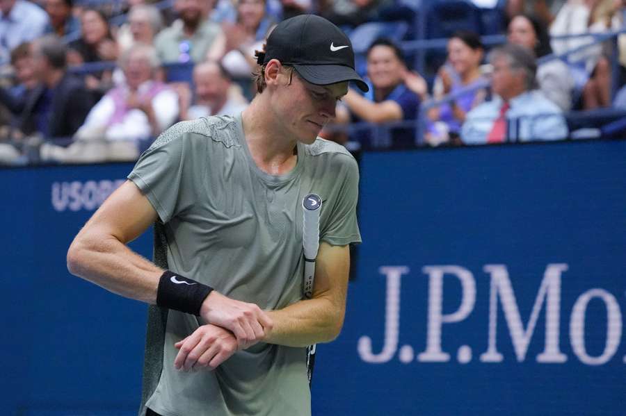 Jannik Sinner liep een polsblessure op tijdens de wedstrijd