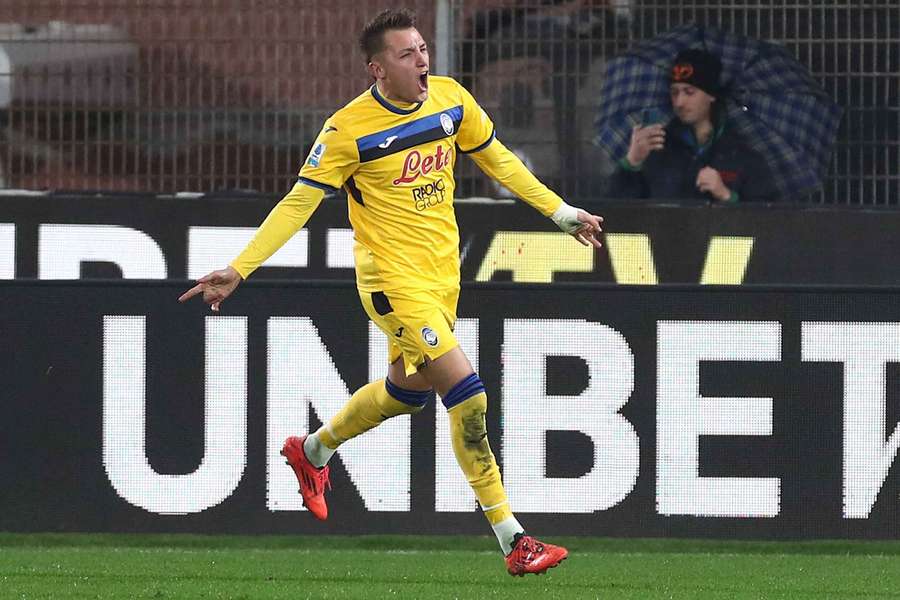 Retegui celebra uno de sus goles en Como