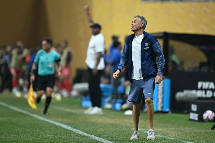 Luis Enrique da bordo campo