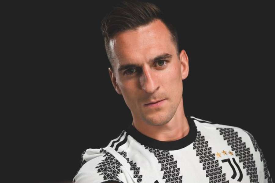 Poland striker Milik joins Juventus on on-year loan from Marseille