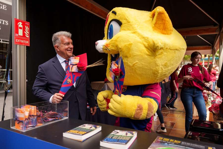 Laporta, junto a la mascota del Barça