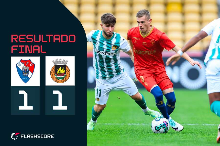 Maxime Domínguez domina a bola perante Bruno Ventura