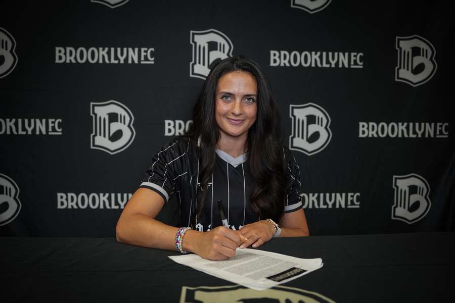 Sofia Lewis assina pelo Brooklyn