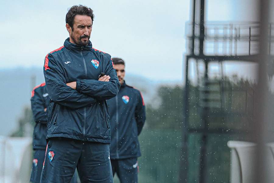 César Peixoto supervisiona o treino César Peixoto supervisiona o treino