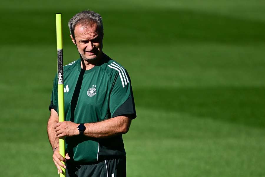 Wück beim Training der deutschen Damen-Nationalmannschaft
