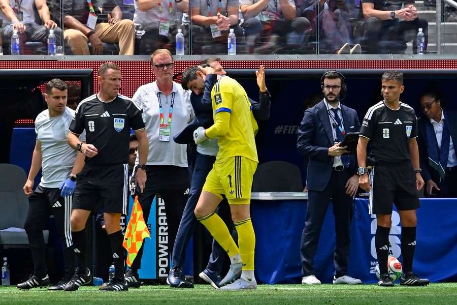 Belgium boss Garcia embraces Courtois Belgium boss Garcia embraces Courtois