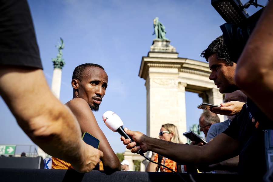 Abdi Nageeye staat de pers te woord na zijn opgave op de marathon tijdens het WK in 2023