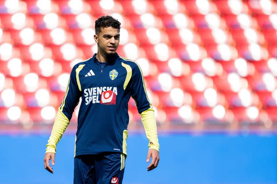 Ayari dons long sleeves for training in Dallas Ayari dons long sleeves for training in Dallas