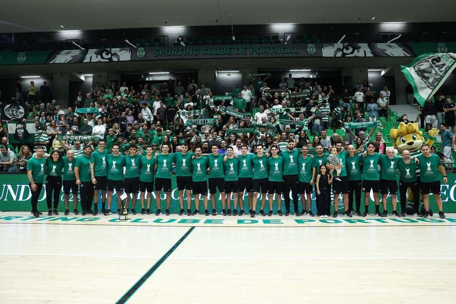 Os jogadores e staff do Sporting em comunhão com os adeptos