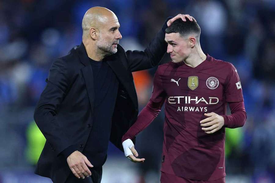 Pep Guardiola e Phil Foden, do Manchester City, comemoram após o jogo