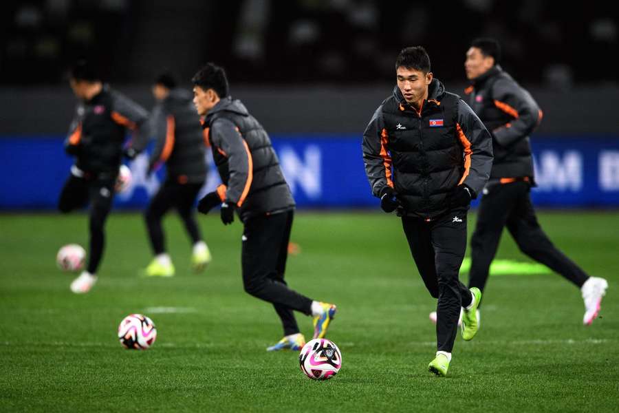 Seleção da Coreia do Norte prepara duelo com o Japão