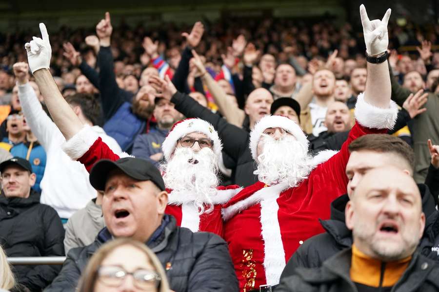 V ochozech stadionů se objevují i fanoušci ve vánočních kostýmech.