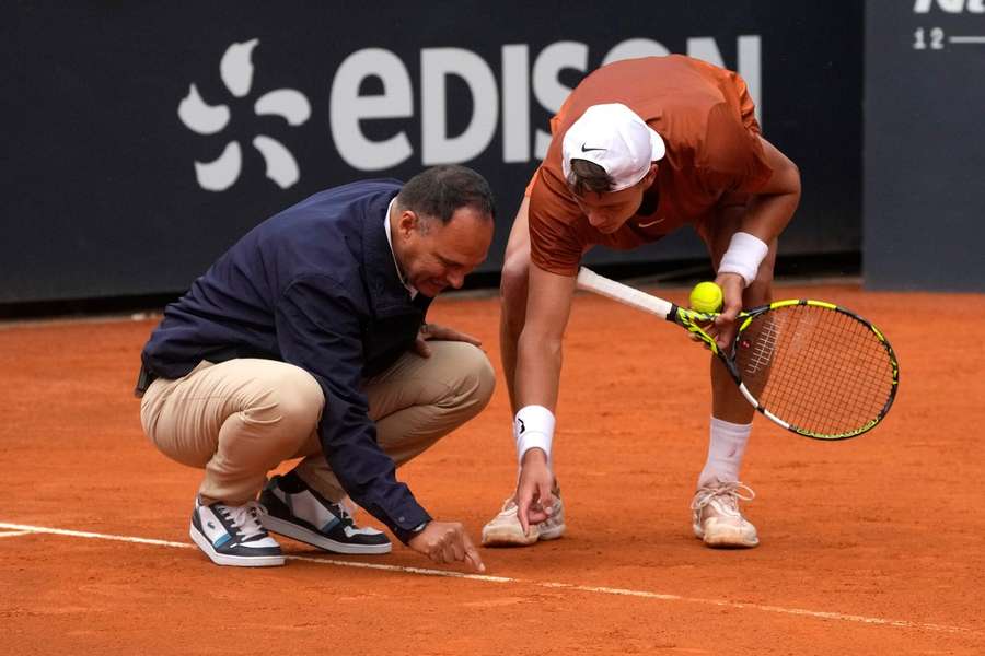 Rune til dommer efter tvivlsom kendelse i Djokovic-kamp: "Du er en joke"