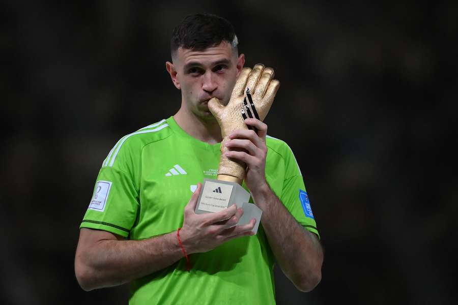 Emiliano Martinez embrassant son trophée. 