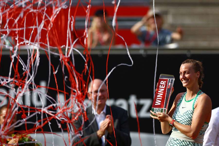 Petra Kvitova festeja com o troféu depois de vencer a final contra Donna Vekic 