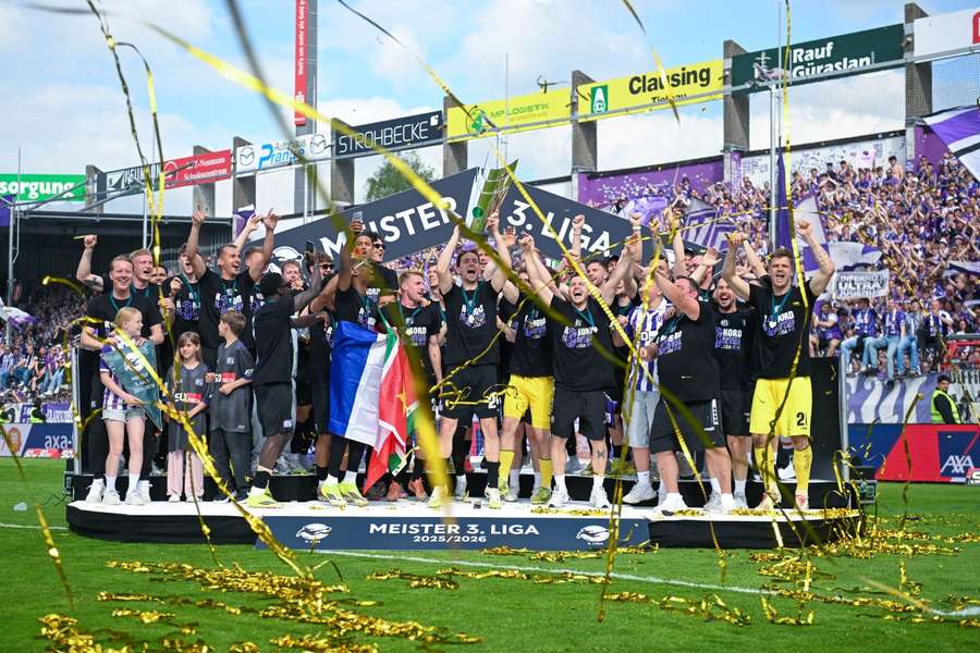 Der VfL Osnabrück beim Jubel über den Titel in der 3. Liga