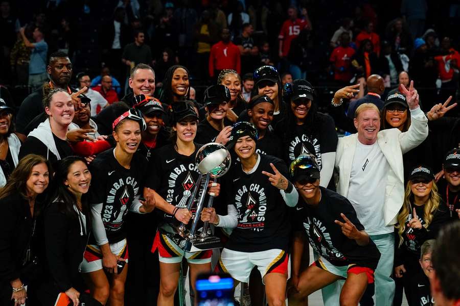 Las Las Vegas Aces posan con el trofeo de la WNBA