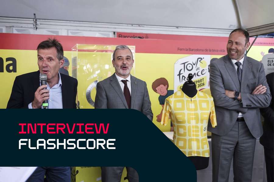 Pierre-Yves Thouault remet le maillot en compagnie du maire de Barcelone, Jaume Collboni