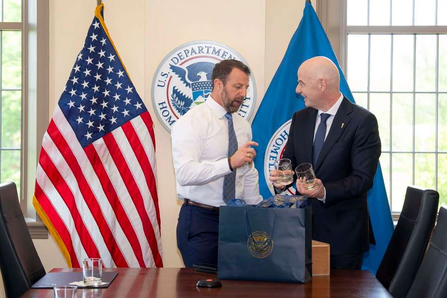 Gianni Infantino alături de șeful de la Homeland Security, de la care vrea să obțină garanții că totul va fi bine pe aeroporturi
