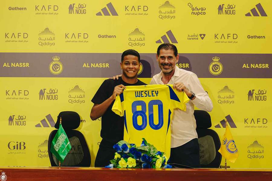 Wesley com o diretor do Al Nassr, Fernando Hierro