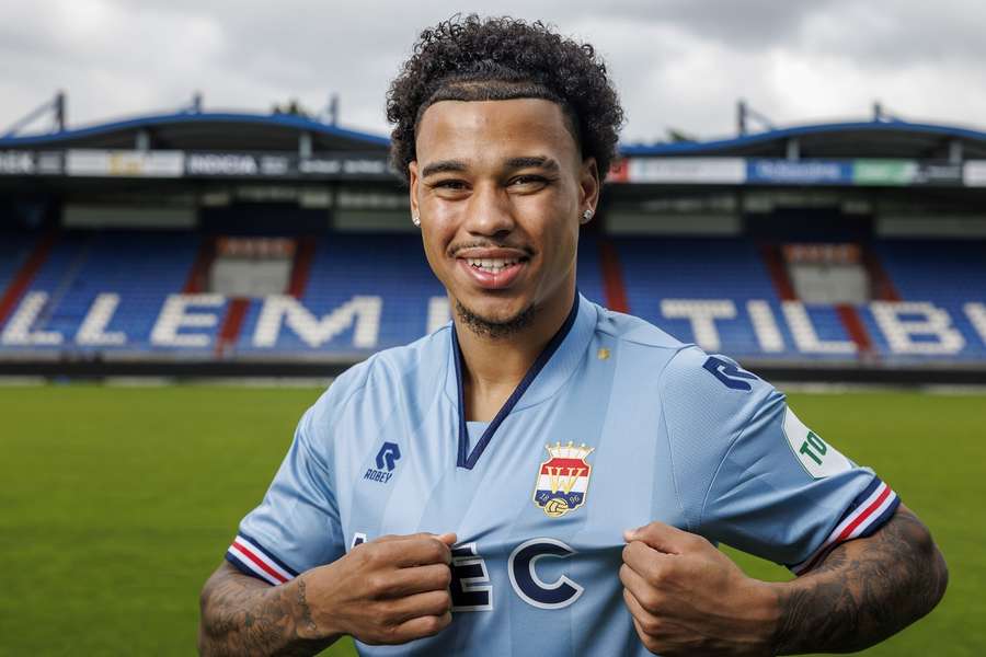 Kehrer toont vol trots het shirt van Willem II